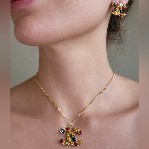 🍁✨CHANEL Gold-Tone CC Pendant Necklace with Multicolor Gem Accents - Picture 13 of 14